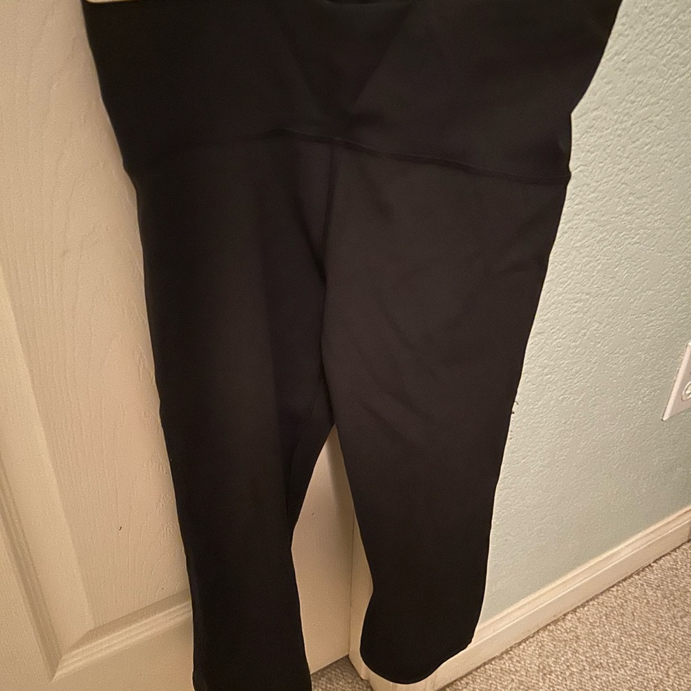 Lululemon black crop calf leggings.